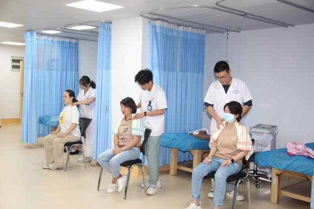 紅心向黨迎七一，志愿服務(wù)送健康——武漢市職業(yè)病防治院開展家門口的針灸名醫(yī)義診康復(fù)診療活動(dòng)